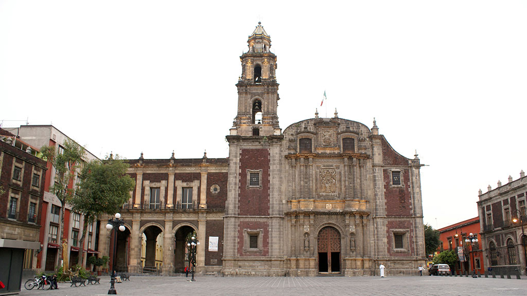 Church of Santo Domingo and its Plaza