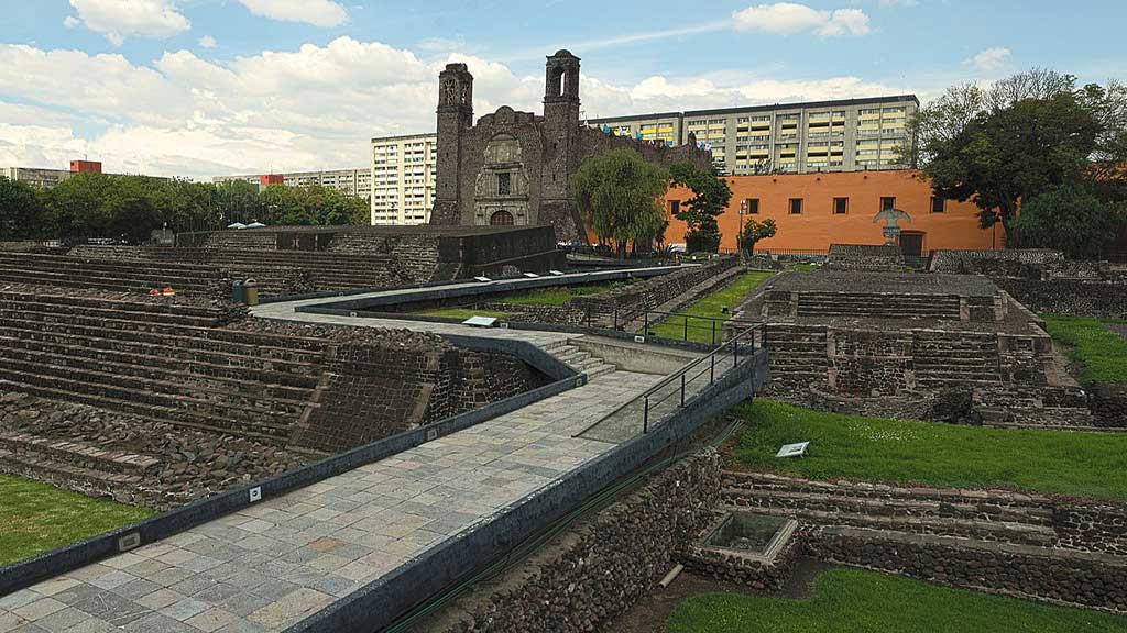 Iglesia de Santiago Tlatelolco en la Plaza de las 3 Culturas