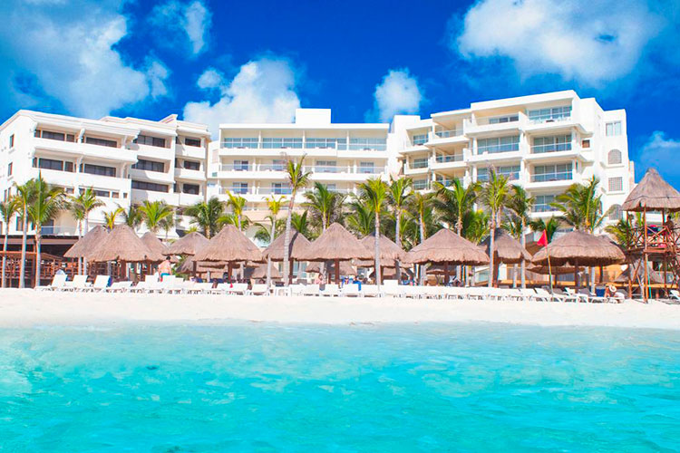 Vista desde el mar del Hotel NYX de Cancun
