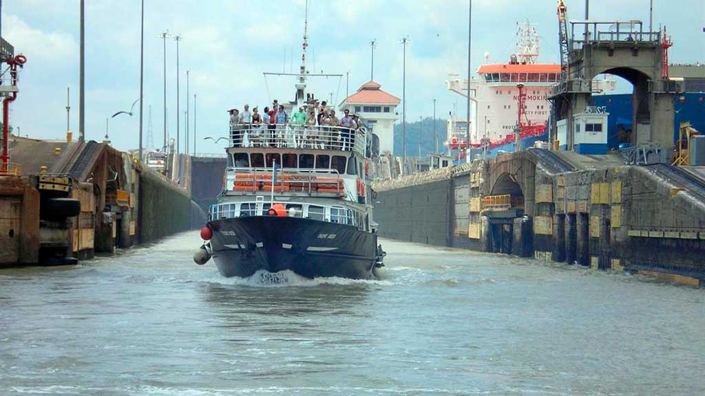 Complete transit experience through the Panama Canal, observing its operation and passing through its locks