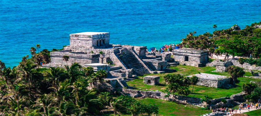 Visite Tulum, donde los templos mayas se elevan sobre la costa del Caribe.